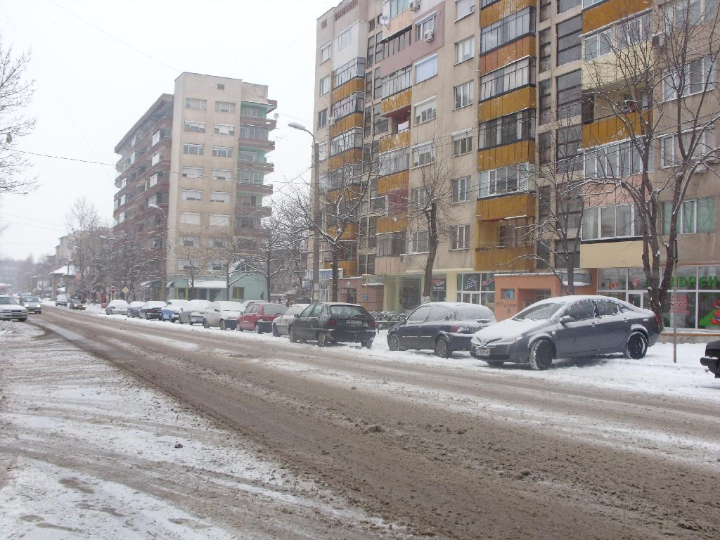 10 см сняг блокират Хасково, общинари в Пазарджик по снегорините