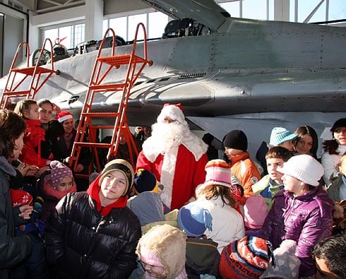 Дядо Коледа кацна с МИГ-29
