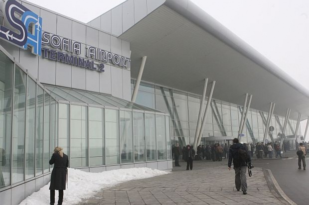 Мъгла държи затворени летищата, пет полета отменени от София