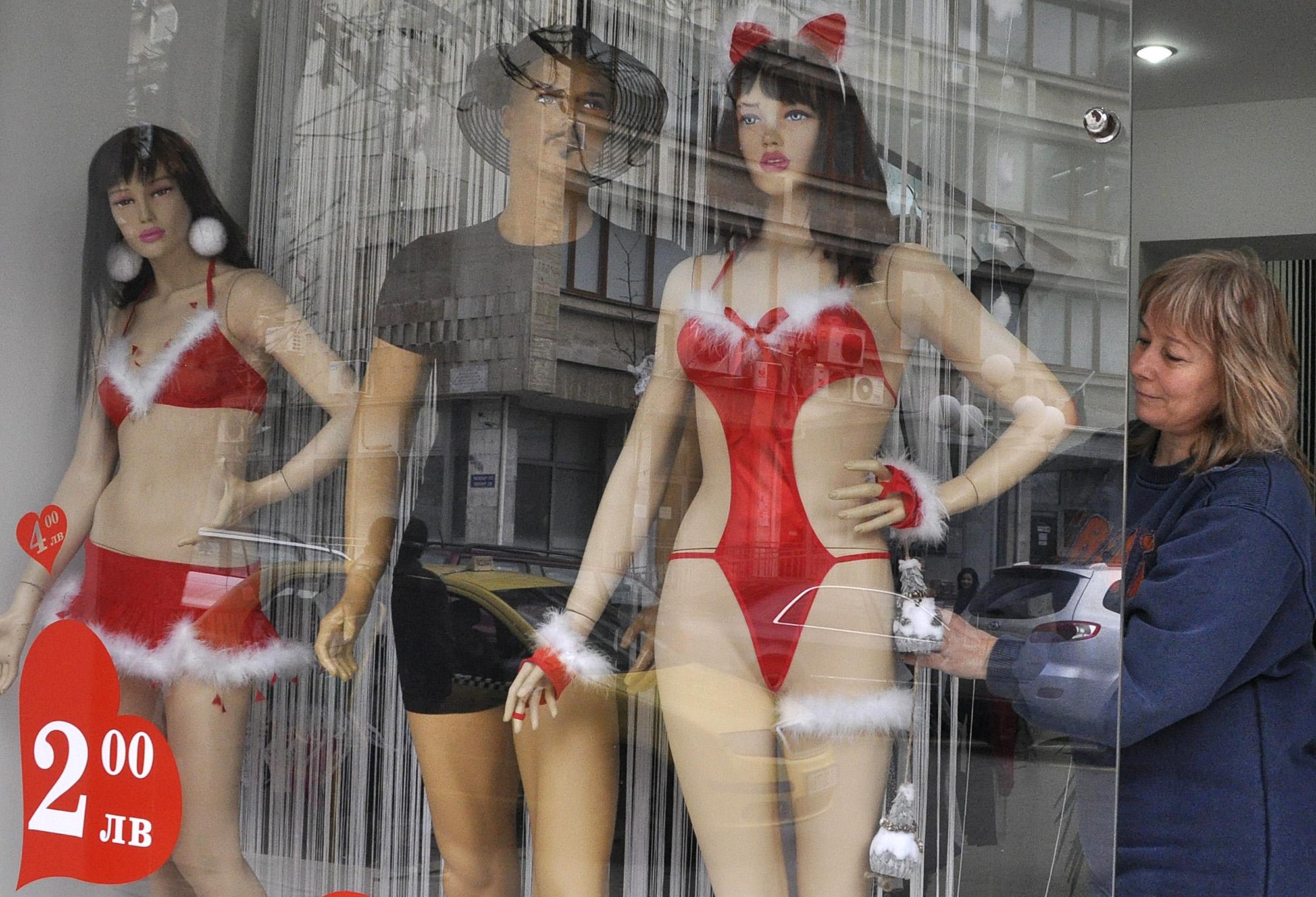 Продават еротично бельо на Снежанка в хасковски бутик