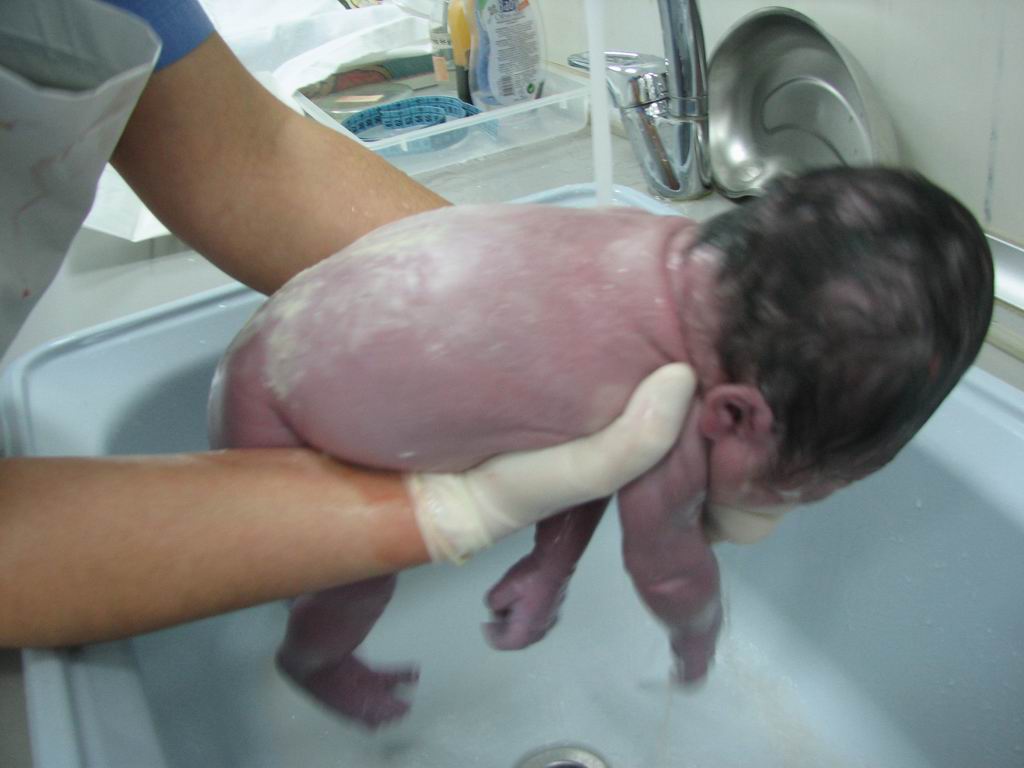 Санитарка чула бебето от Горна Оряховица да плаче 17 часа след раждането