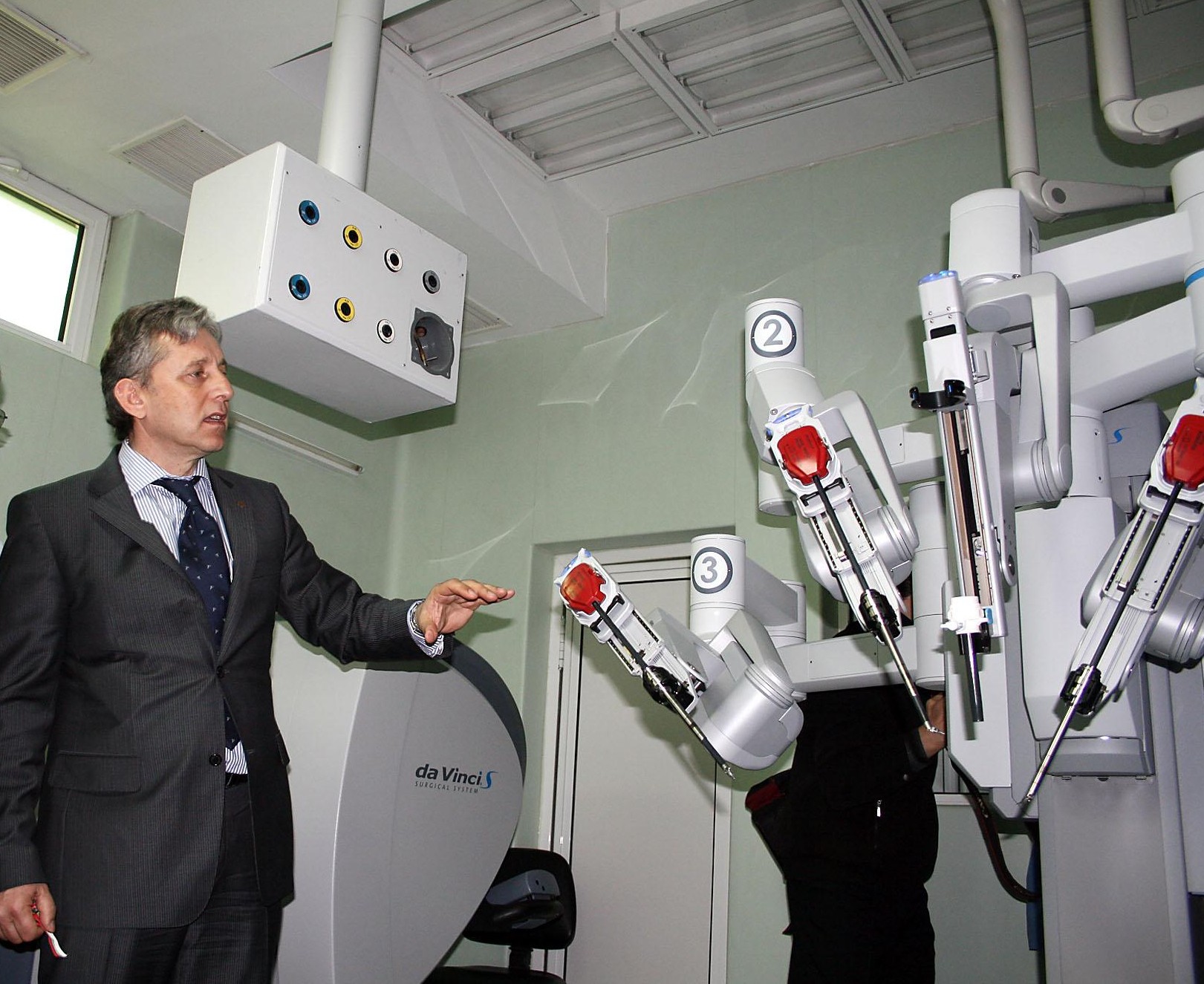 100 българки с рак ще се оперират безплатно с робота Да Винчи