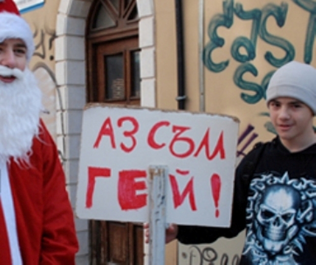 Ученик обикаля Пловдив с табела: &quot;Търся си гадже! Аз съм гей!&quot;
