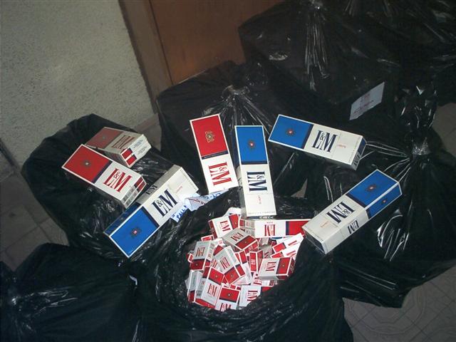 19 марки цигари откриха митничари в апартамент, използван за нелегален склад