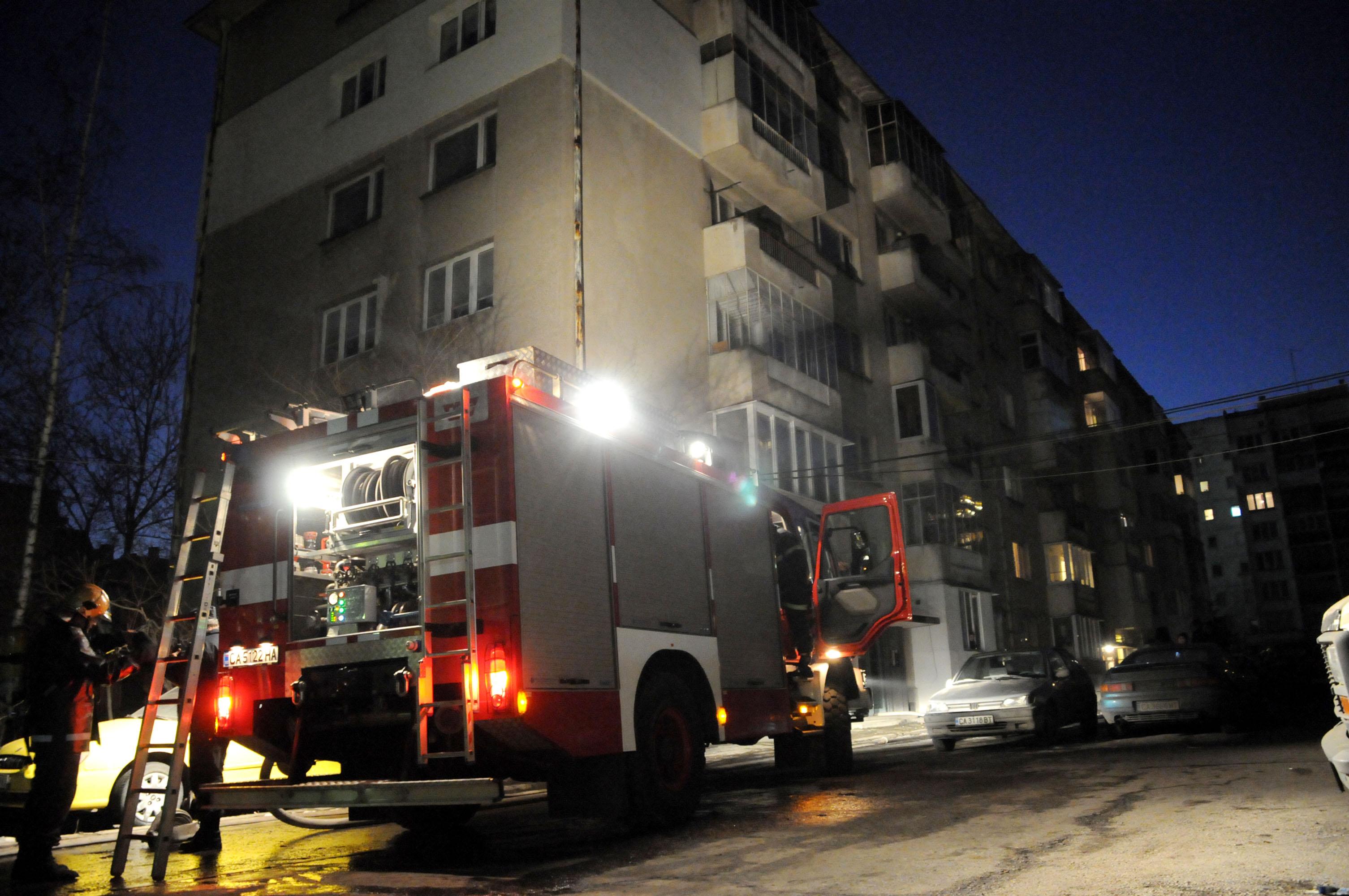 Пожарникари спасиха мъж в горящ апартамент в &quot;Банишора&quot;