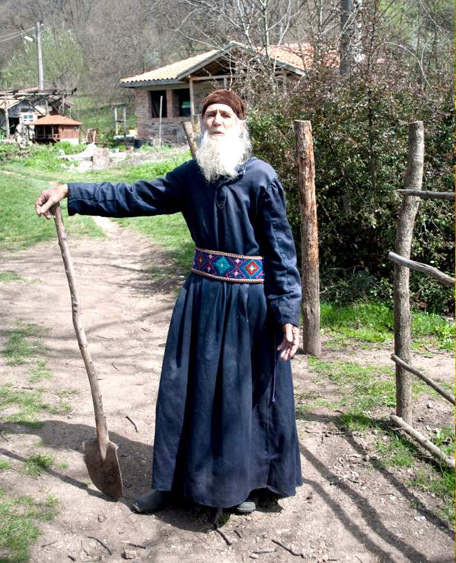 Отец Евтимий: Сливенският владика няма пари за църквите, но построи жилище на секретаря си