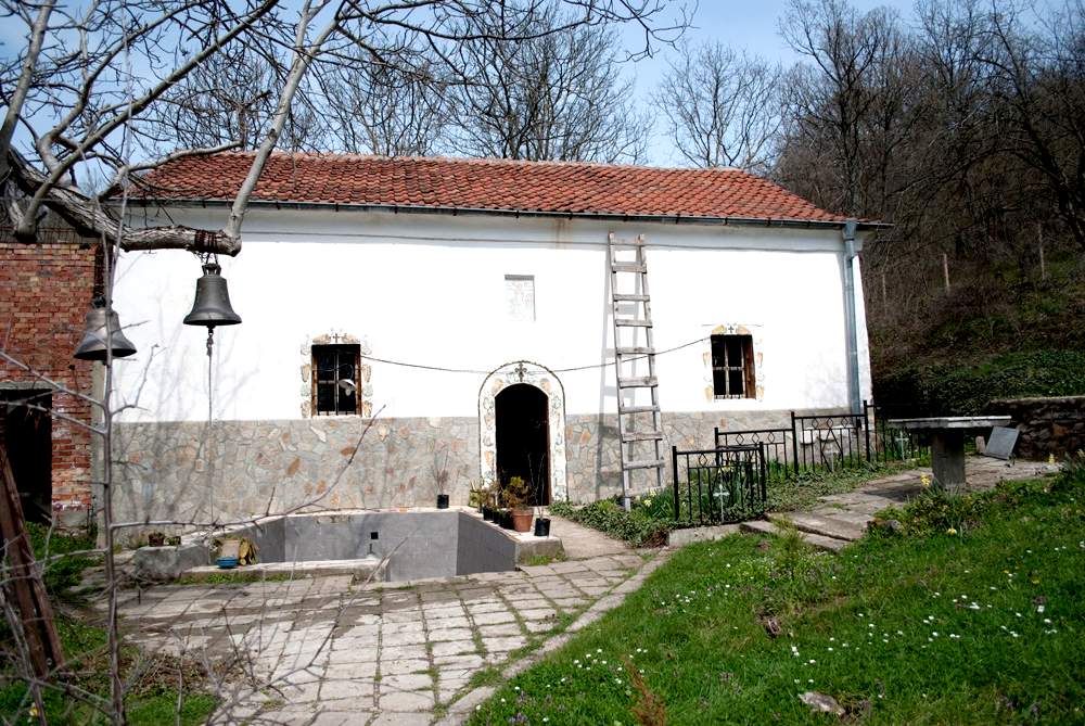 Отец Евтимий: Сливенският владика няма пари за църквите, но построи жилище на секретаря си