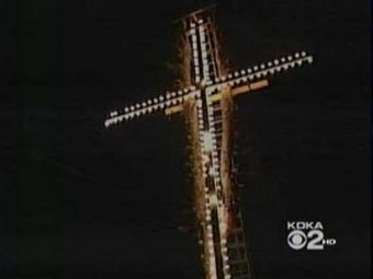 Заставили американец да махне 7-метров светещ кръст от двора си