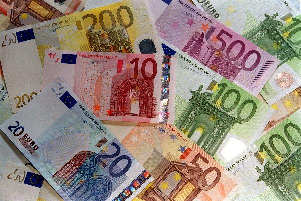 Валутна касиерка отнесе глоба заради далавера с евро-менте