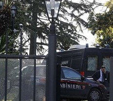 Тунизиец нахлу с кола в летището на Милано