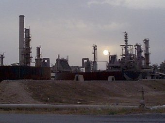 Терористи нападнали най-големия завод за преработване на нефт в Ирак