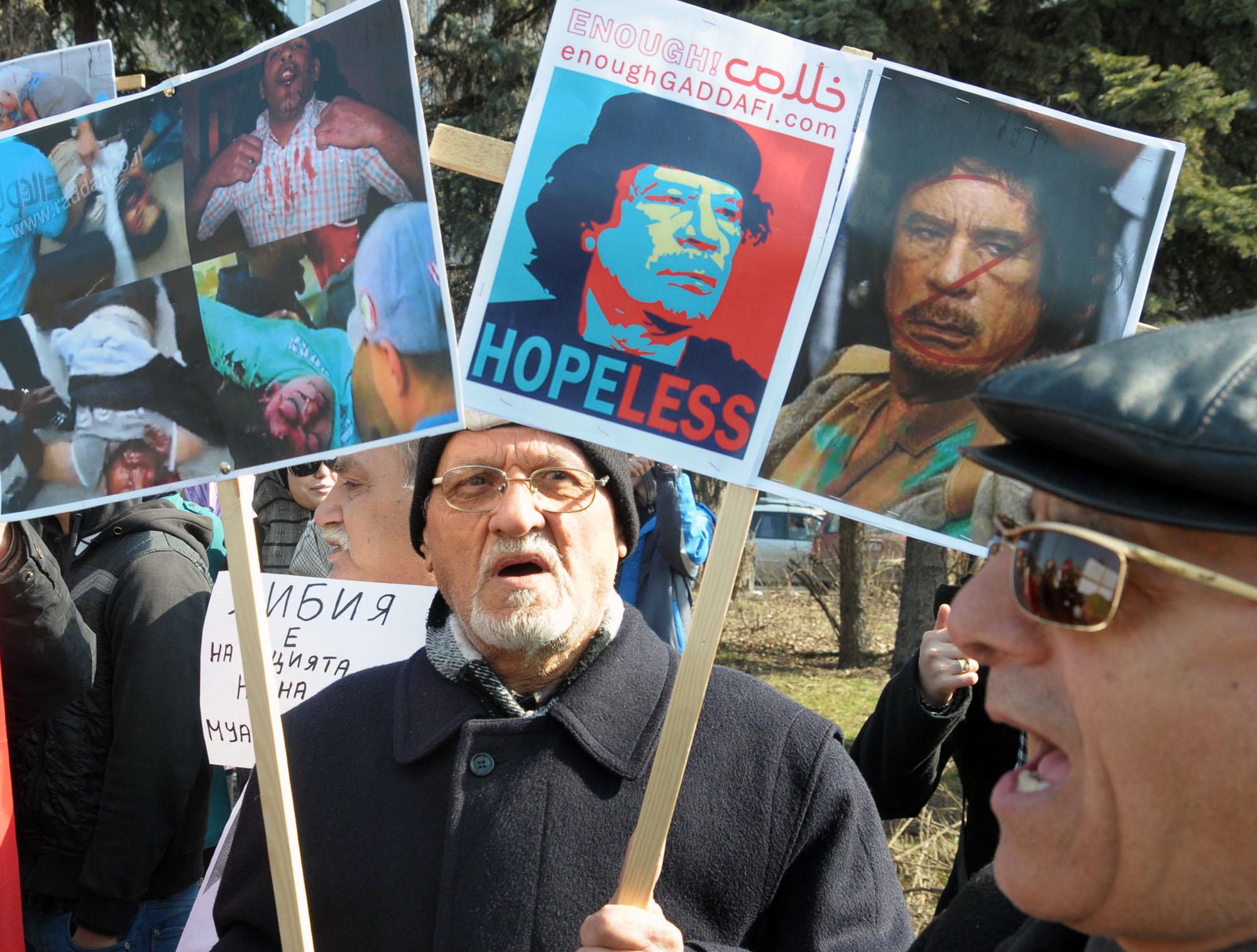 Либийци протестираха пред посолството срещу Кадафи 