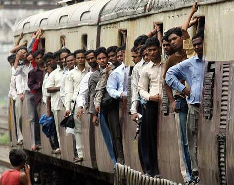 Осъдиха 11 на смърт в Индия за палеж на влак