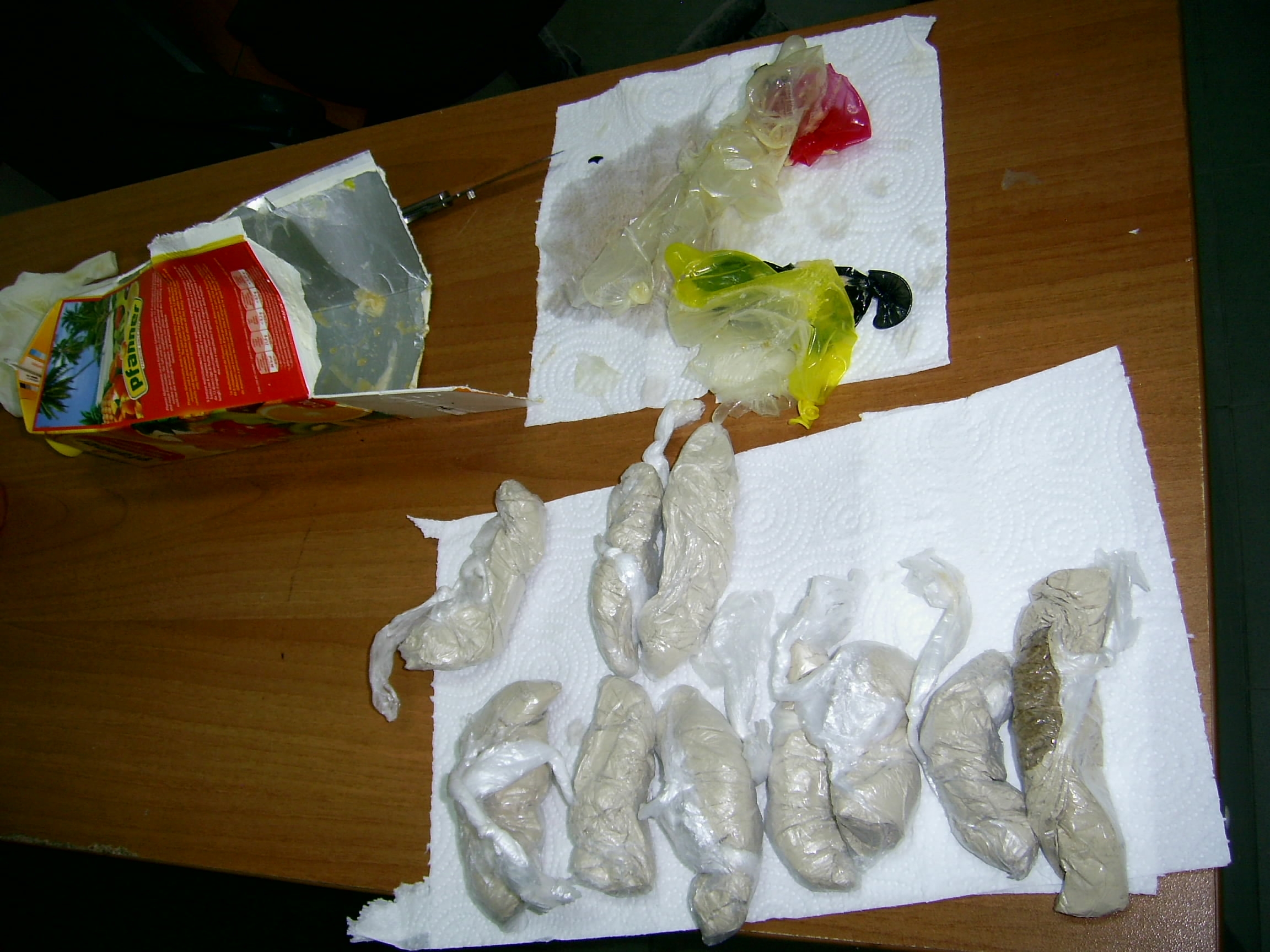 Хероин в презервативи скрит в кутия с натурален сок