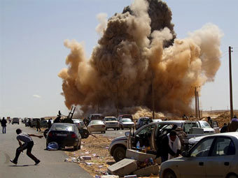 Либийските ВВС разрушили жилищна сграда и път в Рас Лануф