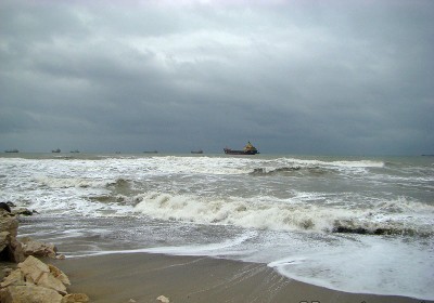 Бурни вълни изхвърлиха товарен кораб на брега