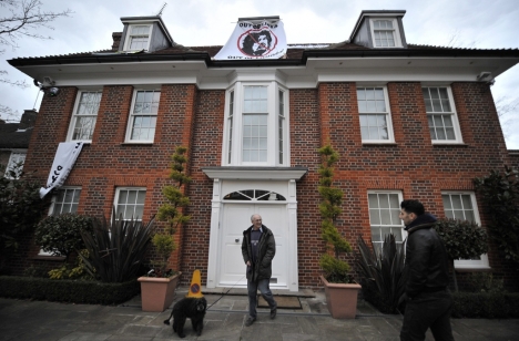 Младежи превзеха имението на Сейф ал Ислам в Лондон
