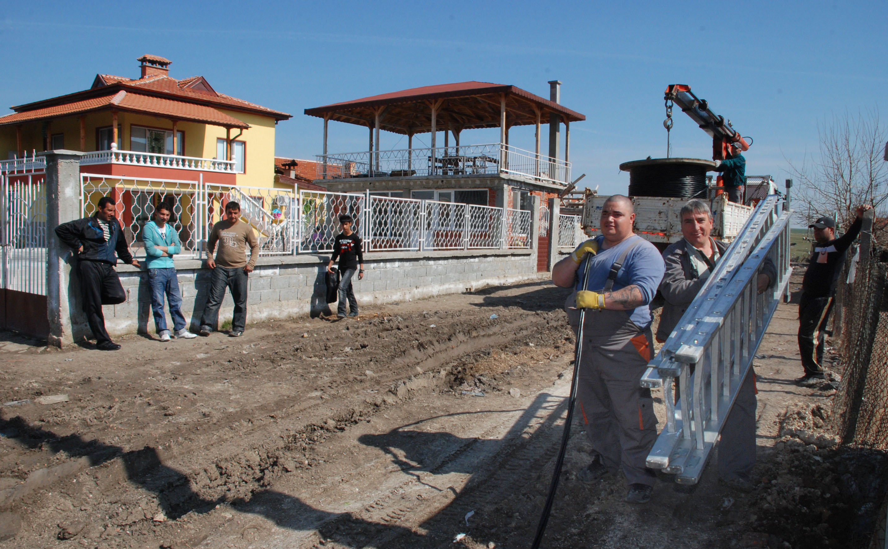 Свалят до земята електромерите на ромите в Хасково