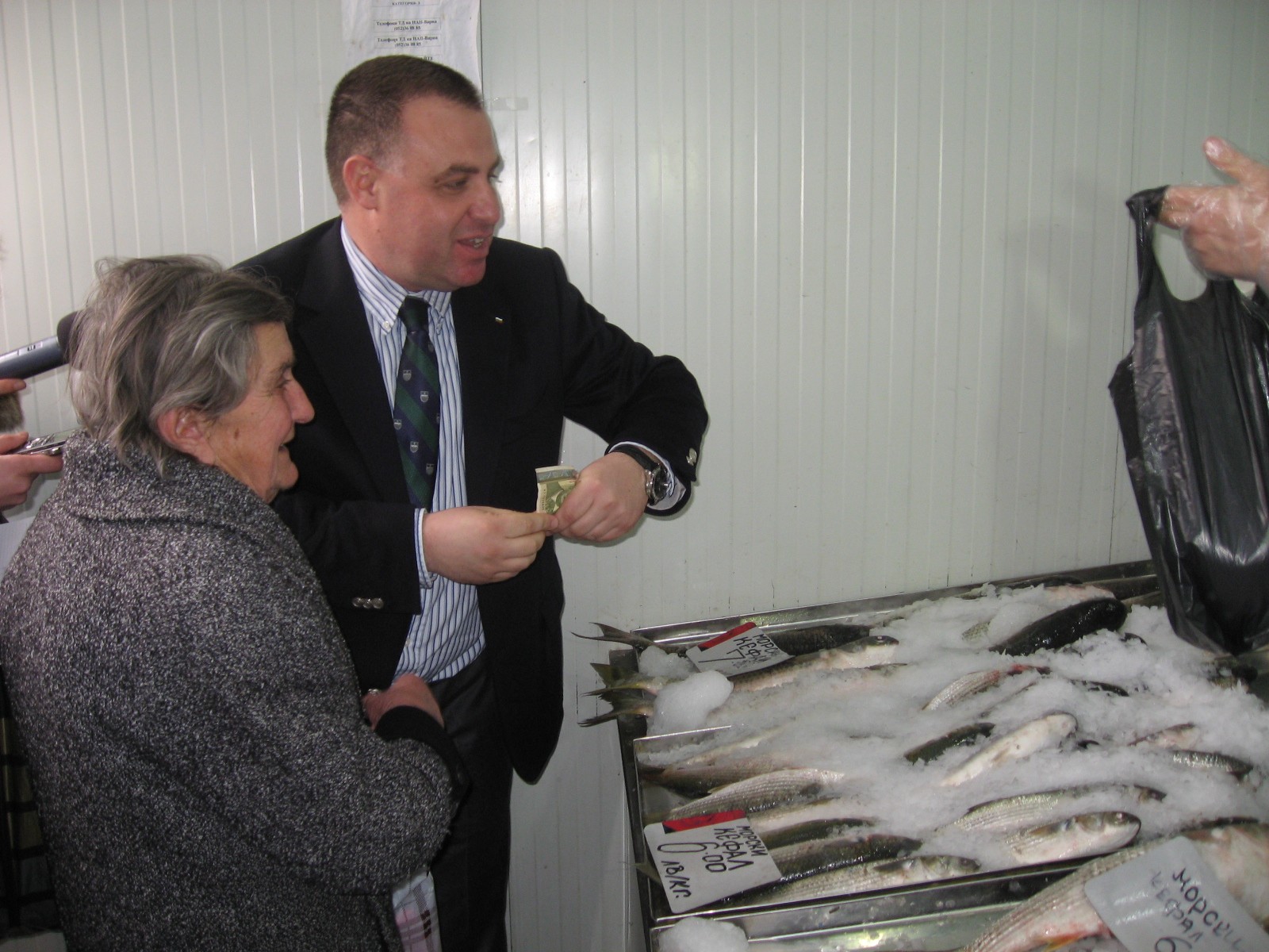 Министър Найденов купи риба на възрастна жена във Варна