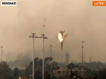 Свалиха военен самолет в Бенгази (ВИДЕО)