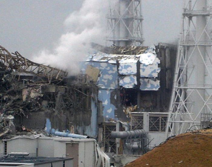 Дим под водните струи алармира спасителите във „Фукушима-1” 