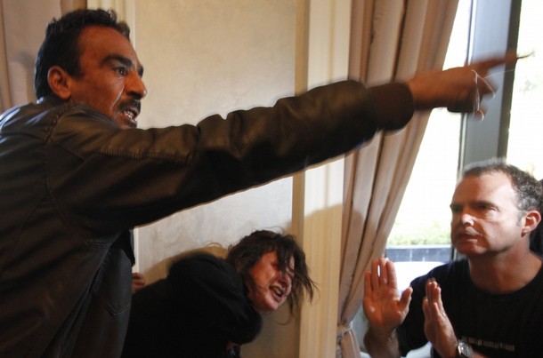 Хора на Кадафи уринирали върху жена от Бенгази