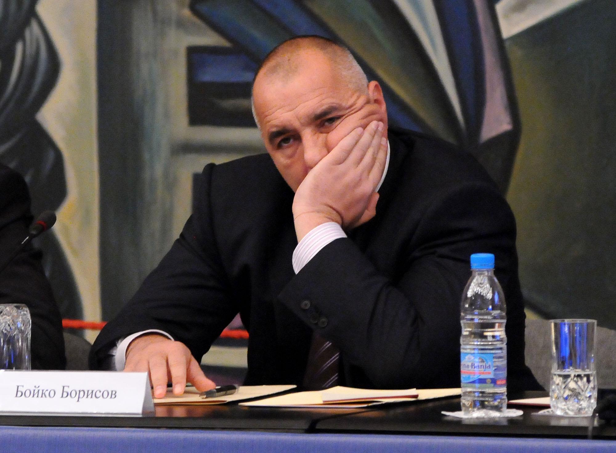 Борисов и Първанов греят от пощенски пликове