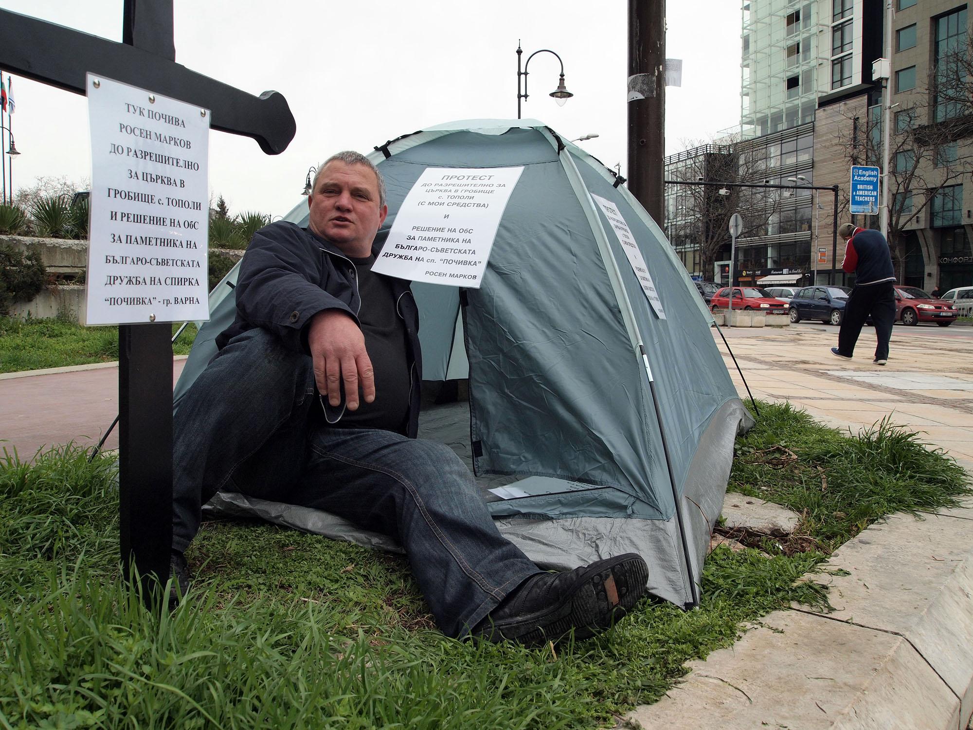 Росен Марков опъна палатка пред общината във Варна и заби кръст