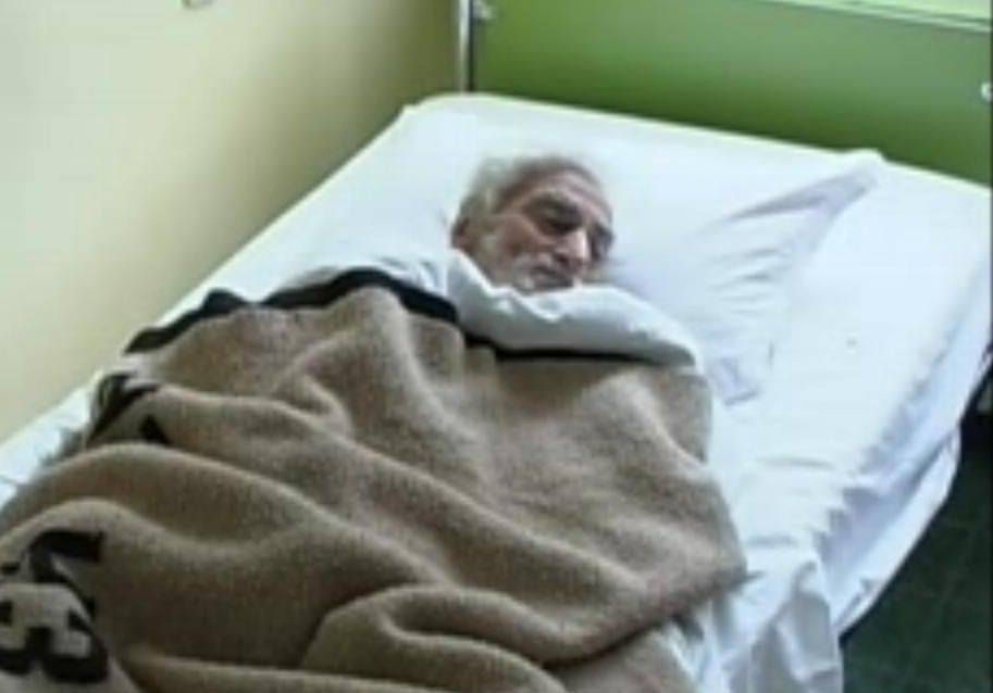 Дядо изоставен в болница, защото не давал пари на близките си