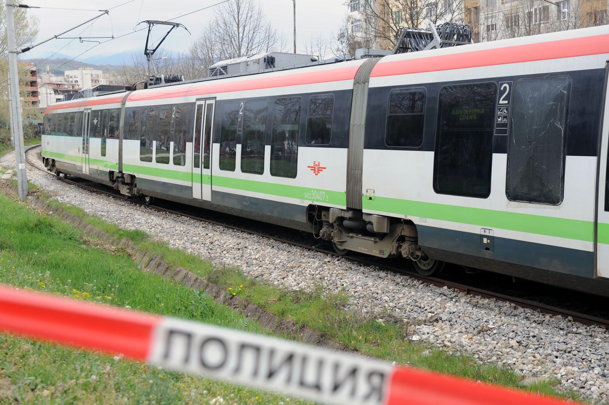 Камион се вряза в пътнически влак по линията Ловеч-Левски