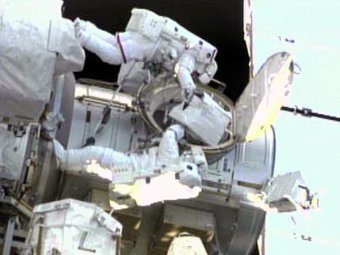 Членове на екипажа на „Индевър” излязоха повторно в космоса