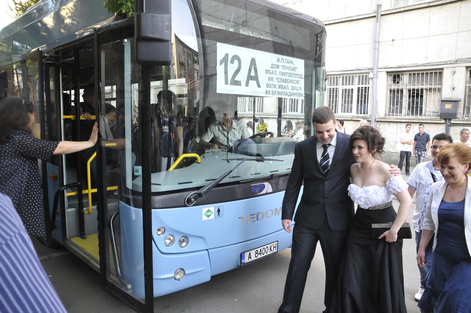 Абитуриенти с автобус на градския транспорт на бала си