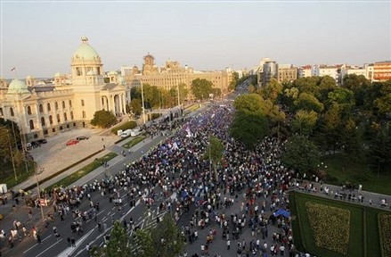 Десетки хиляди протестираха срещу ареста на Ратко Младич