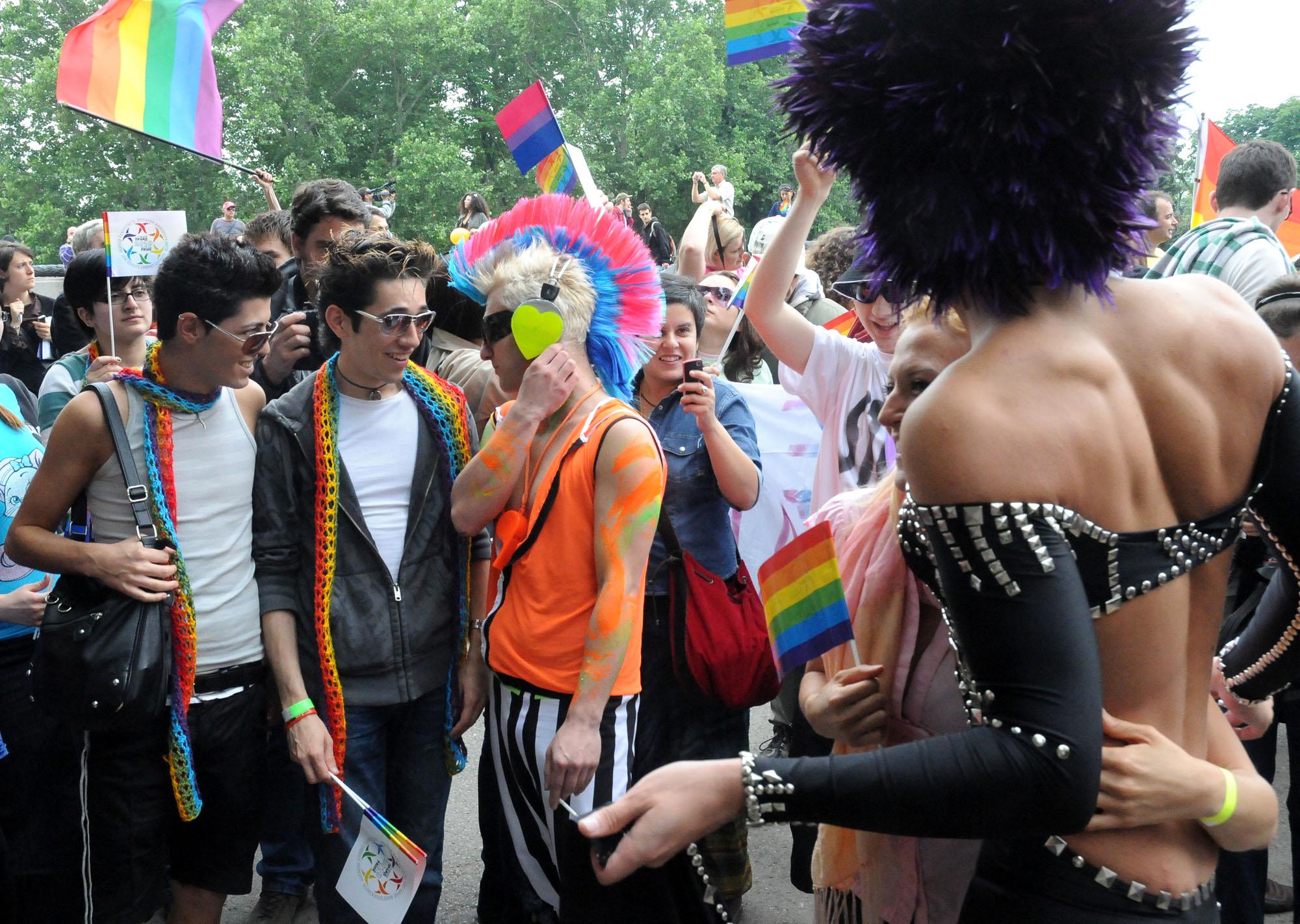 Преди парада: Гейовете и лесбийките не са чудовища и извънземни