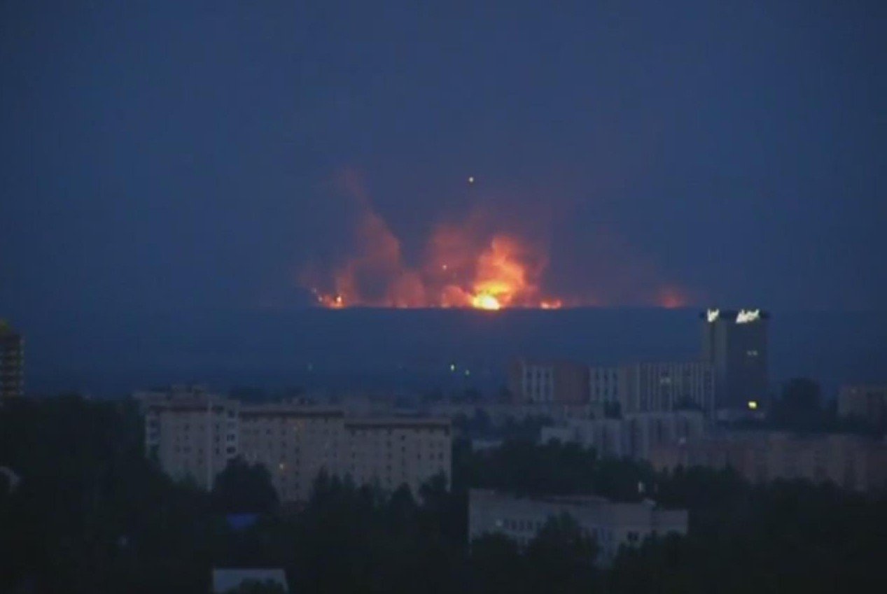 Взриви се ракетно-артилерийски склад в Русия, 28 000 са евакуирани (ВИДЕО)