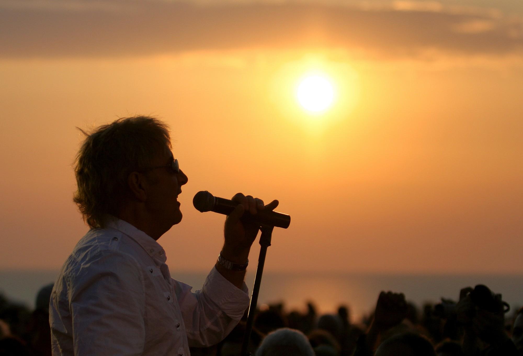 Джон Лоутън пее „Джулай Морнинг” на Камен бряг