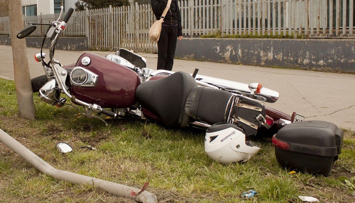 Мотоциклетист излетя от пътя