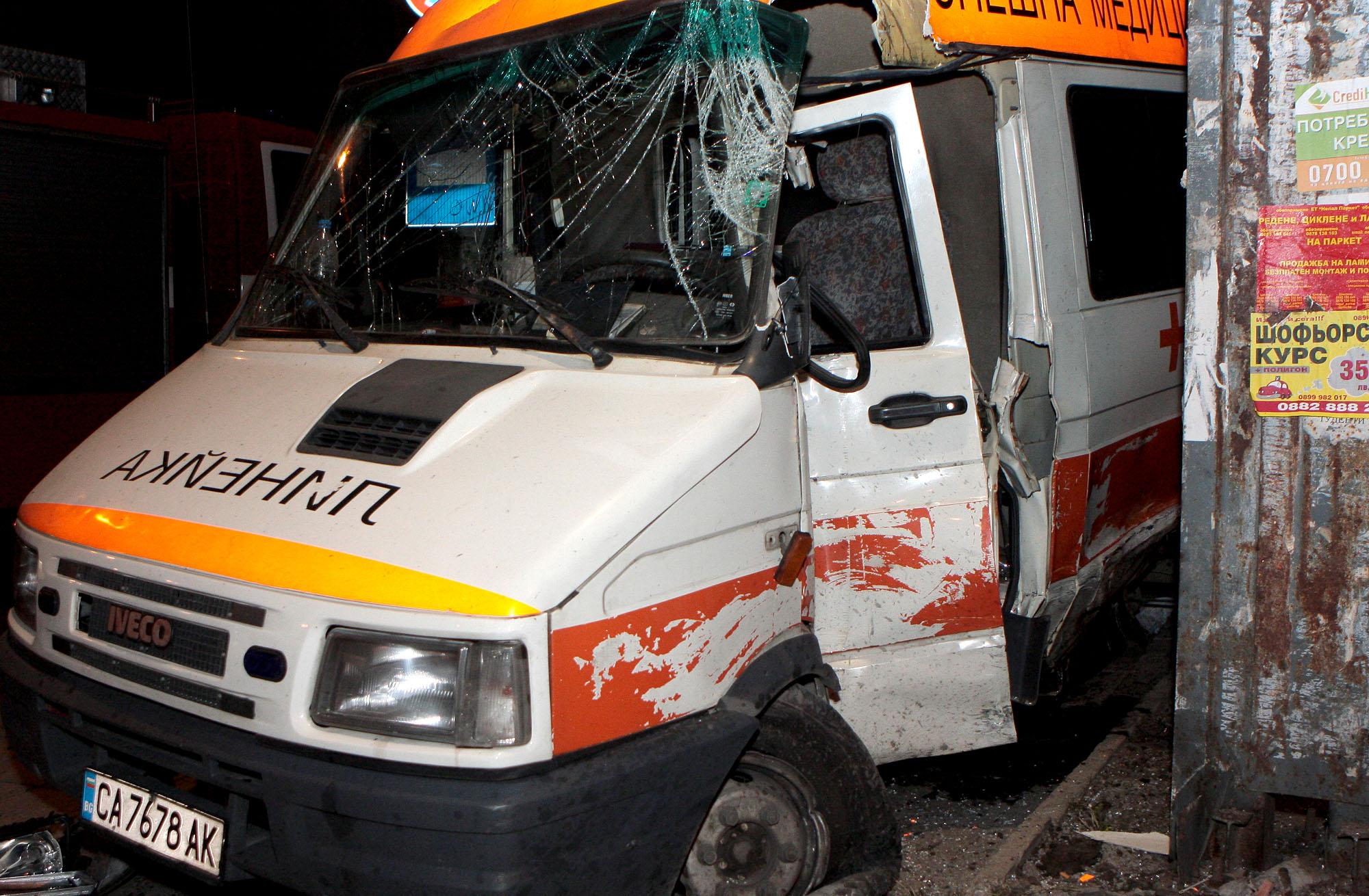 Линейка с родилка катастрофира в София