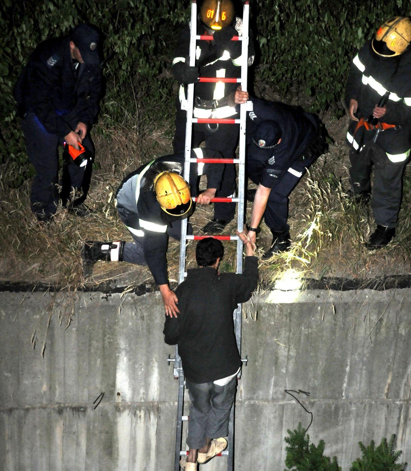 Крадци нападат младеж, той рухва в 4-метрова шахта до НДК