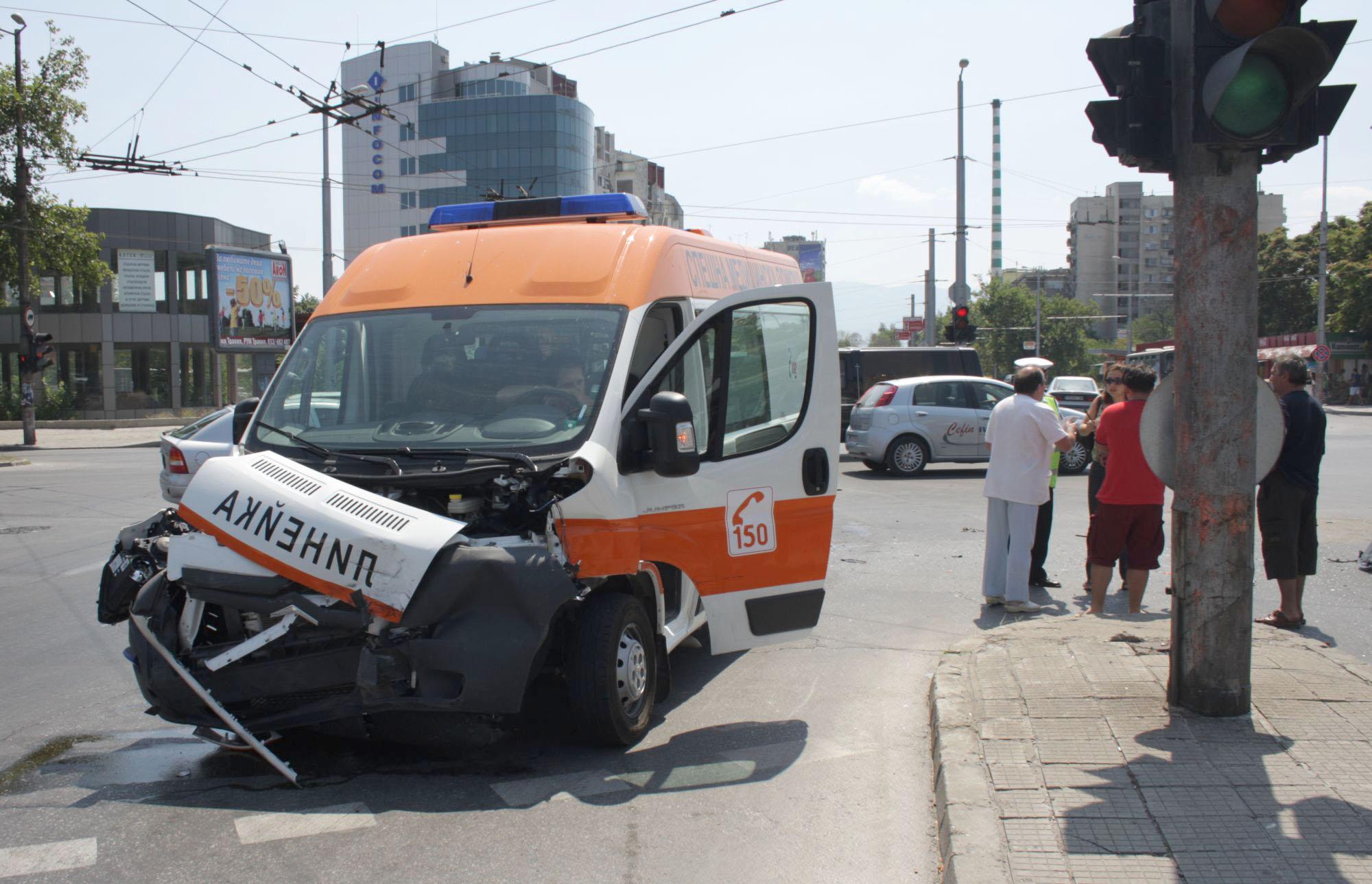 Линейка се заби в трамвай