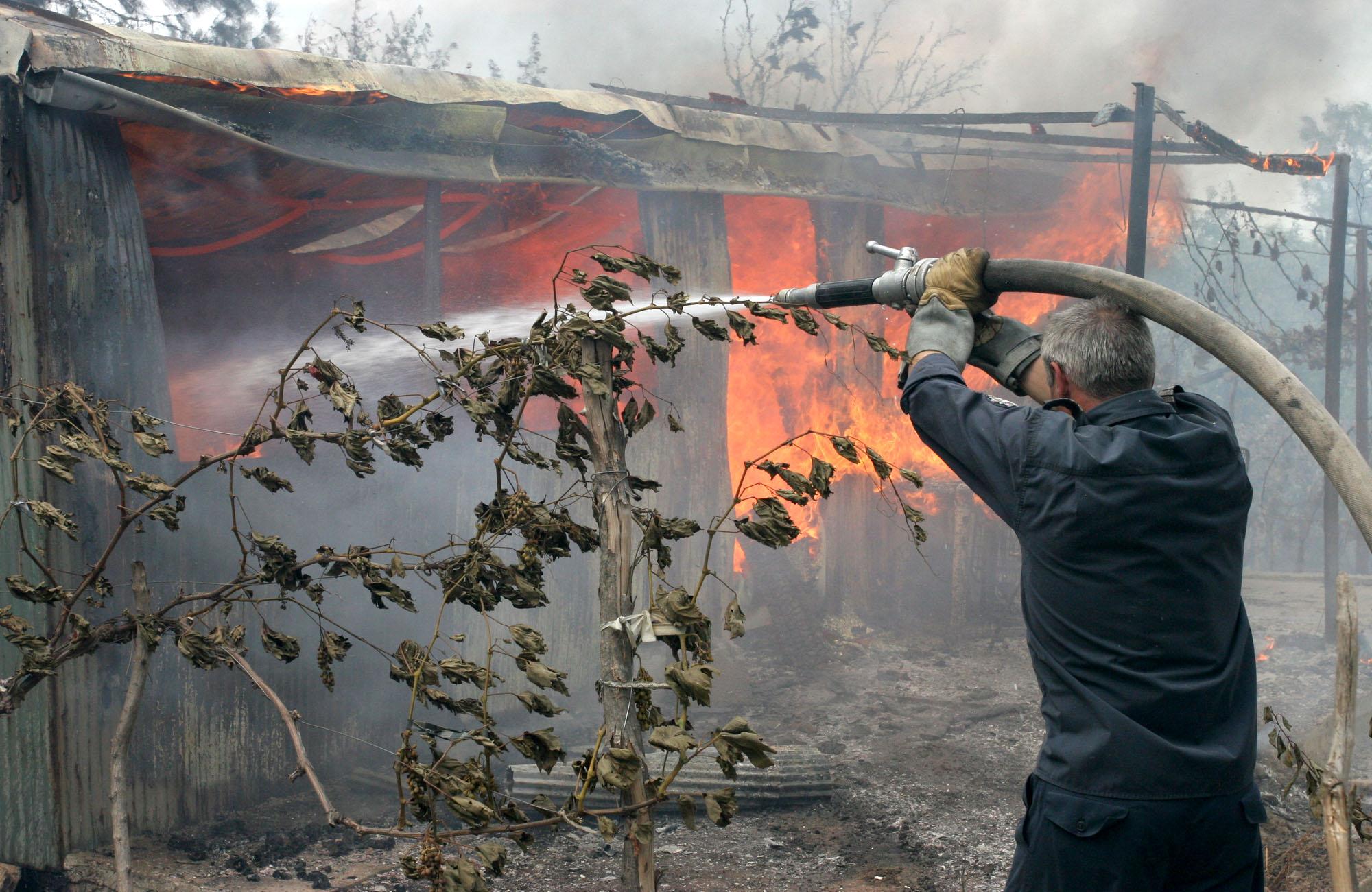 Десет вили изгоряха в Бургаско, пожарът продължава