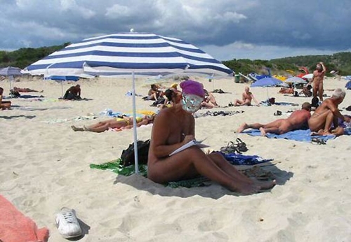 Набиха чикиджия на нудистки плаж