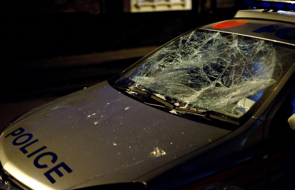 Арестите в Лондон са претъпкани, полицай е с опасност за живота