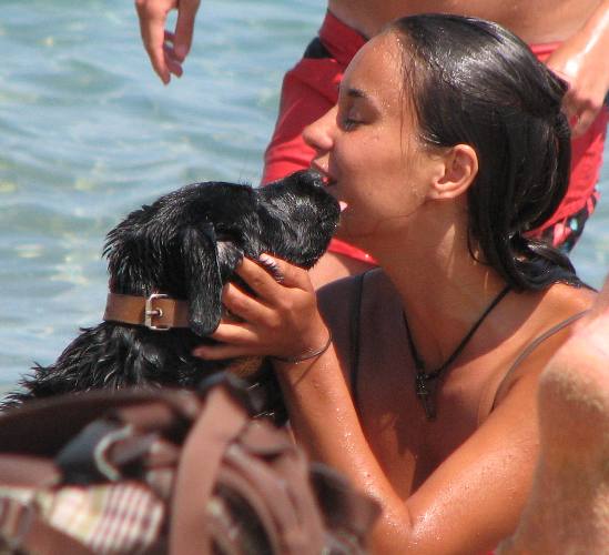 Юлиан Вергов плува синхронно с кучето си