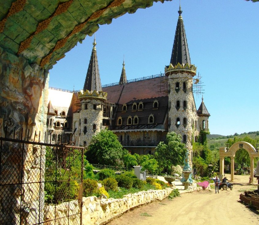 Съдят за рекет собственика на замъка в Равадиново