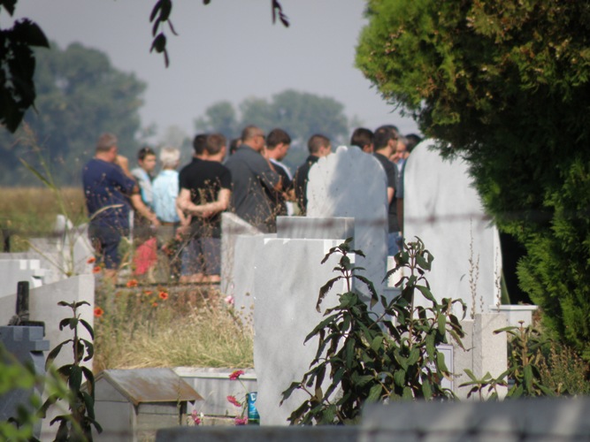 5000 дойдоха на гробищата да изпратят 19-годишния Ангел