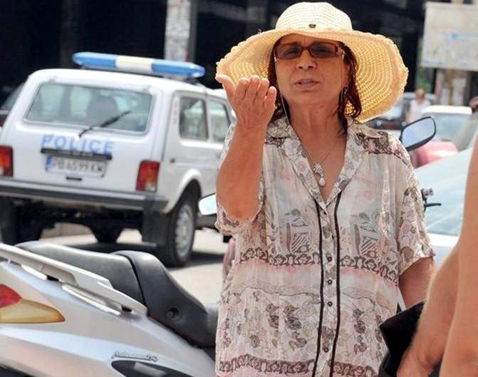 Царица Костадинка се изпика пред “Паспортна служба” в Пловдив
