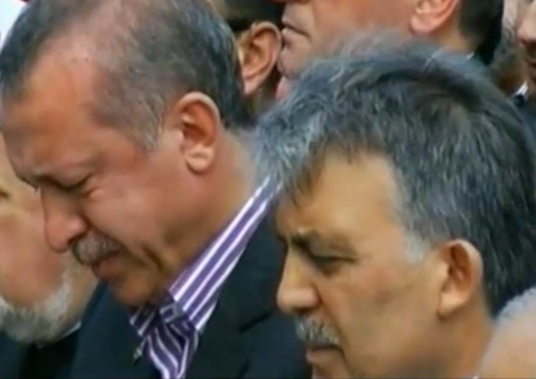 Касим Дал до турския премиер Реджеп Ердоган при погребението на майка му