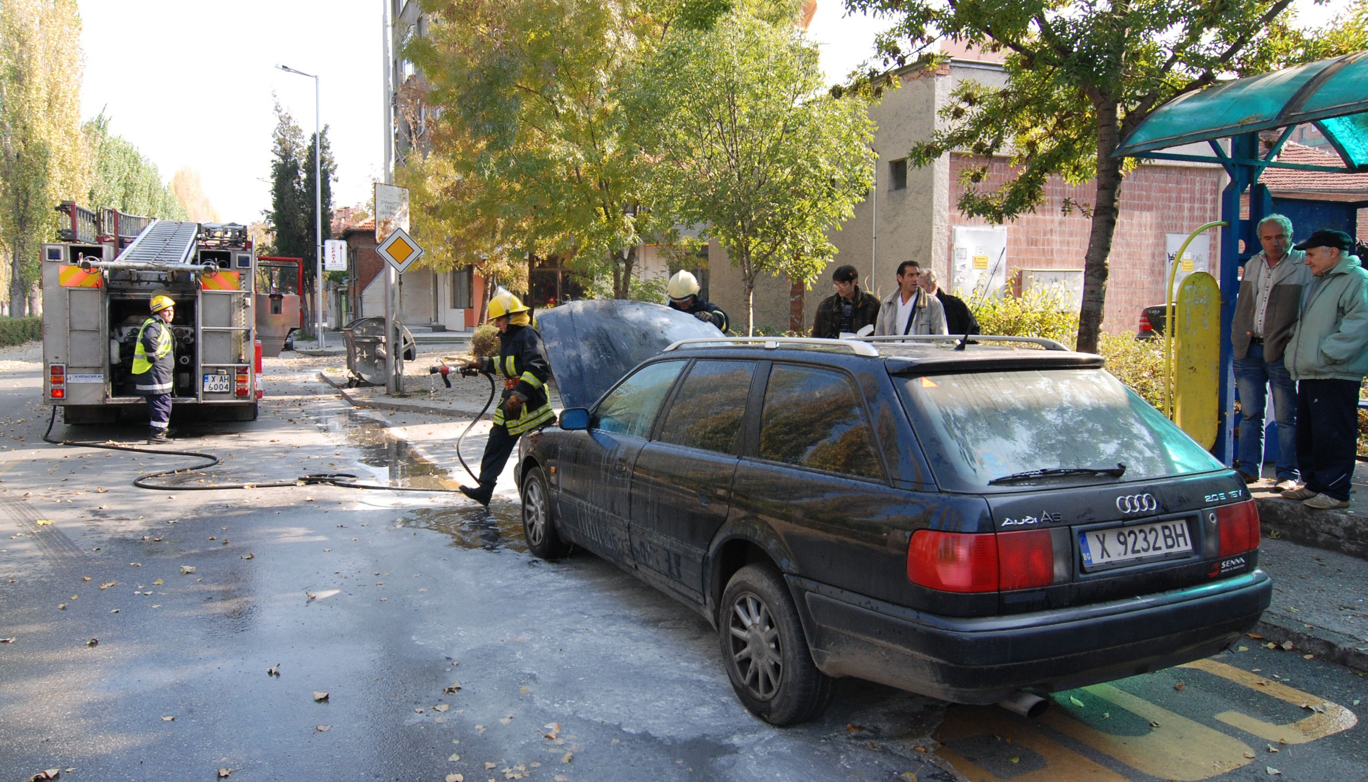Огнеборци спешно гасят “Ауди” в Хасково