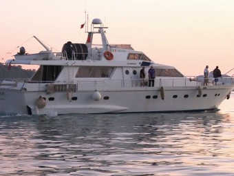Спасиха сърби на луксозна яхта край Валона 